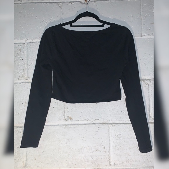 Simple Black Long Sleeved Crop Top - Picture 2 of 2
